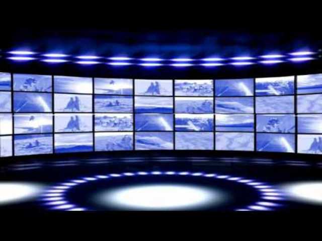 خلل تقني يوقف مذيعة كويتية  عن العمل بسبب غزلها في زميلها على الهواء (فيديو)
