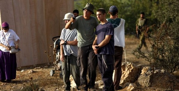 مستوطنون يهاجمون قاطفي الزيتون في دير الحطب شرق نابلس (فيديو)