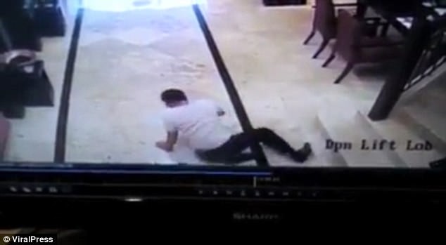  وضع هاتفه في جيبه