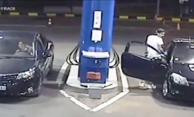 رفض اطفاء السيجارة داخل محطة الوقود فكان هذا جزاءه (فيديو)