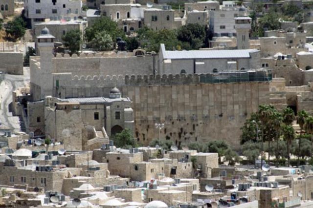 القبض على شخصين بتهمة التعدي على الأماكن الأثرية في الخليل

