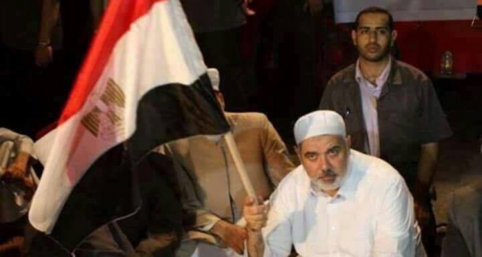 هنية يتابع اللقاء الكروي مع الآلاف بغزة ويشجع المنتخب المصري (صور)