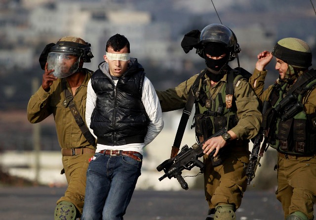 ترجمة الحدث | قوّات الاحتلال تعتقلُ فلسطينيا بزعم حيازته أسلحة ومعدّات عسكرية

