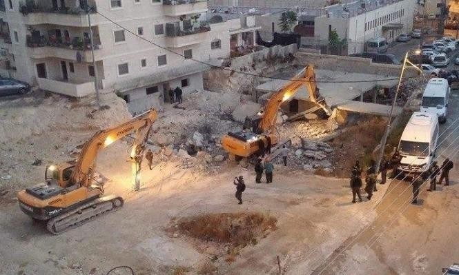 الاحتلال يهدم عمارة بالعيساوية ويعتقل 12 مقدسيا (فيديو)
