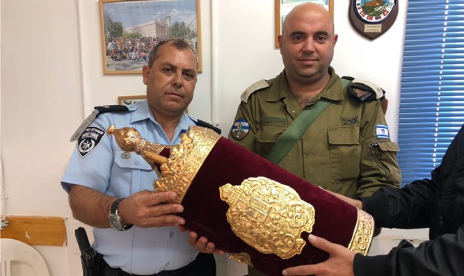الشرطة الفلسطينية تعيد لإسرائيل كتب توراة سرقت من يافا
