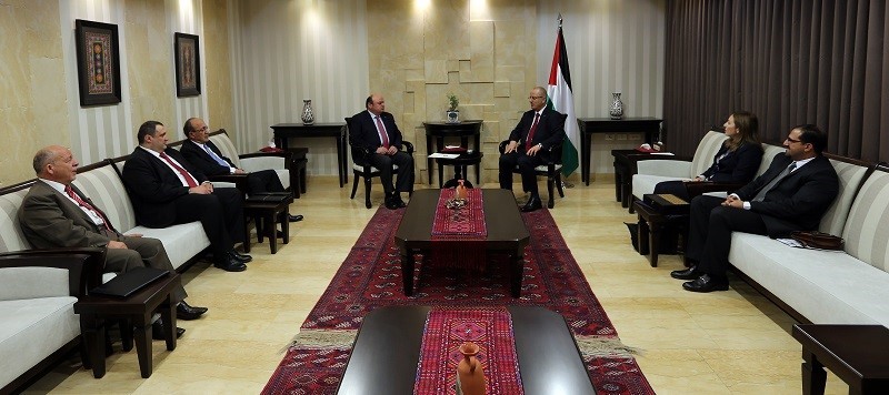 رئيس الوزراء يتسلم النسخة النهائية من الاستراتيجية الوطنية للشمول المالي