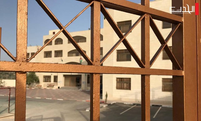 الاحتلال يحتجز مدرسي مدرسة ثانوية ويستولي على مركبتهم في الخليل 
