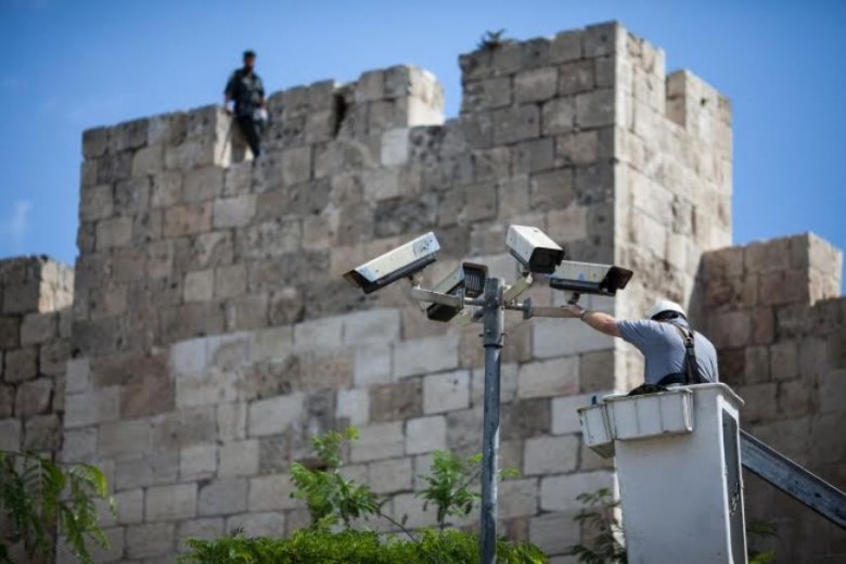 الاحتلال الإسرائيلي يقومُ بتثبيت كاميرات جديدة على مداخل المسجد الأقصى
