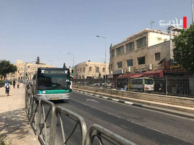 قوات الاحتلال تطلق النار على شاب بزعم عملية طعن بالقدس (فيديو)