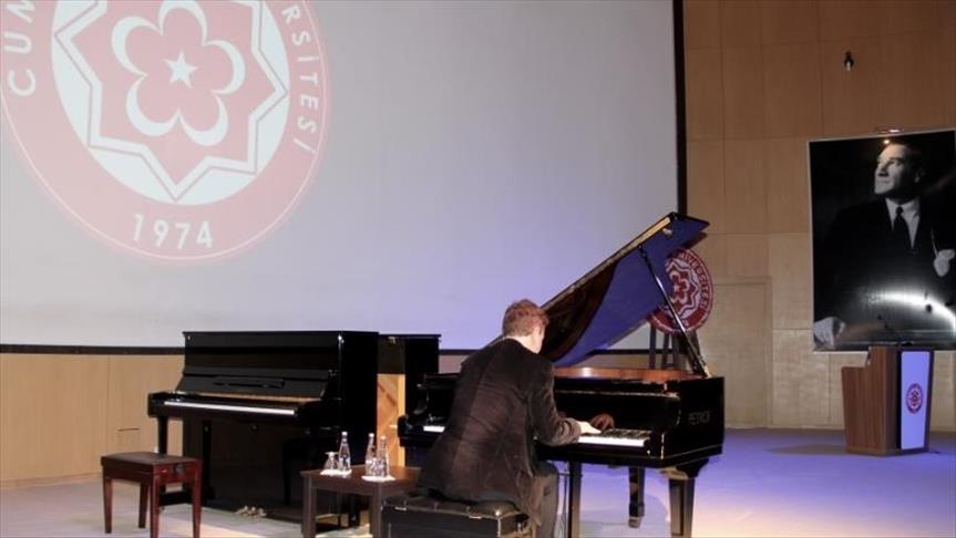 من أجل فلسطين.. عازف بيانو فرنسي يحيي حفلًا في تركيا
