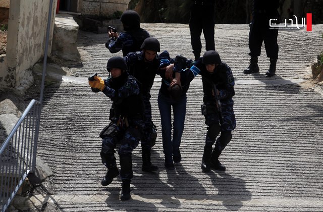 اعتقال 12 مواطن في القدس واستدعاء أخرين 