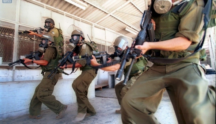 الحدث الاسرائيلي| ضابط احتلالي يتبول على وجه أسير مقيد اليدين