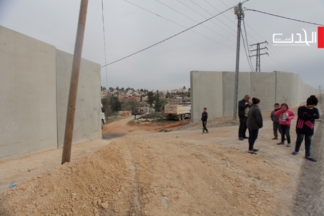 متابعة الحدث| جدار بلونين يبتلع أراضي قرية دورا ومصير مجهول لعائلة فلسطينية تسكن خلفه