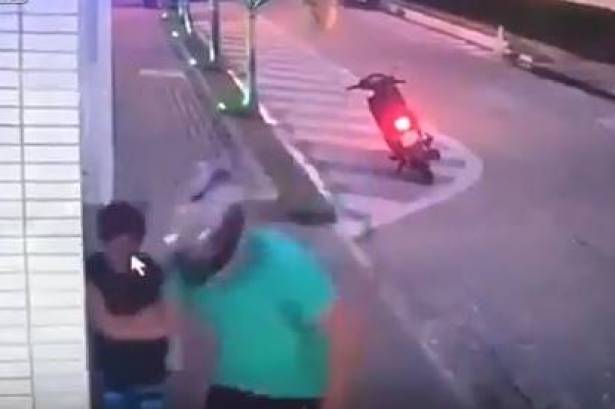 طفل شجاع يواجه لصاً سرق حقيبة أمّه! (فيديو)

