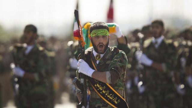 موقع إسرائيلي: الحرس الثوري الإيراني على الحدود وقد يبادر في التصعيد
