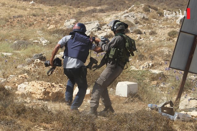 الحق ترسل بلاغاً للمقرر الخاص بشأن انتهاكات سلطات الاحتلال للحريات الإعلامية في فلسطين

