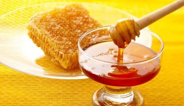 ضعي العسل تحت العين ل10 دقائق.. فالنتيجة مذهلة!

