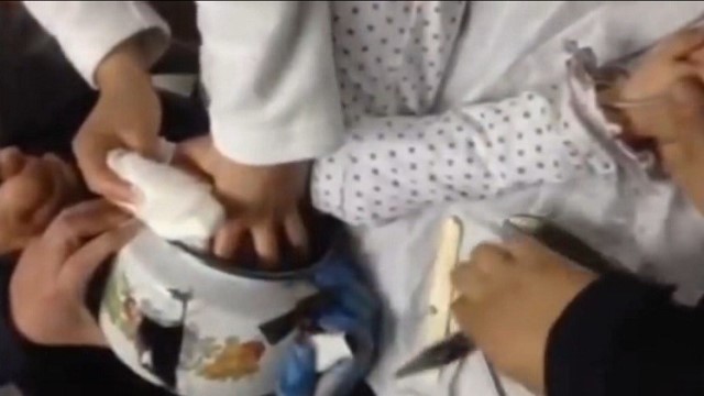 لإلتقاط صورة... وضعتها أمها في إبريق الشاي وماذا حدث؟ ( فيديو) 

