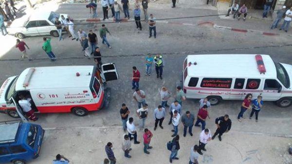 إصابة عاملين إثر سقوط قلاب شحن عليهما في بيتونيا
