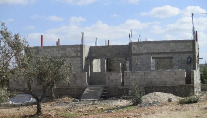 سلطات الاحتلال تسلم اخطارات بوقف البناء لـ 7 منازل في كفر الديك
