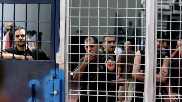 نقل 480 أسيرا في سجن النقب كعقاب تعسفي