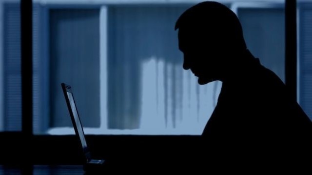 هل يؤدي التحديق مطولًا