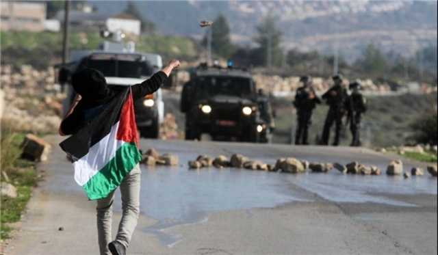 استشهاد عامل فلسطيني خلال ملاحقة الجنود له
