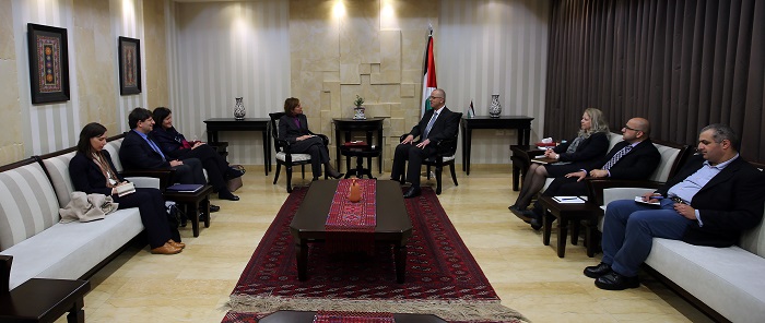 الحمد الله يبحث مع