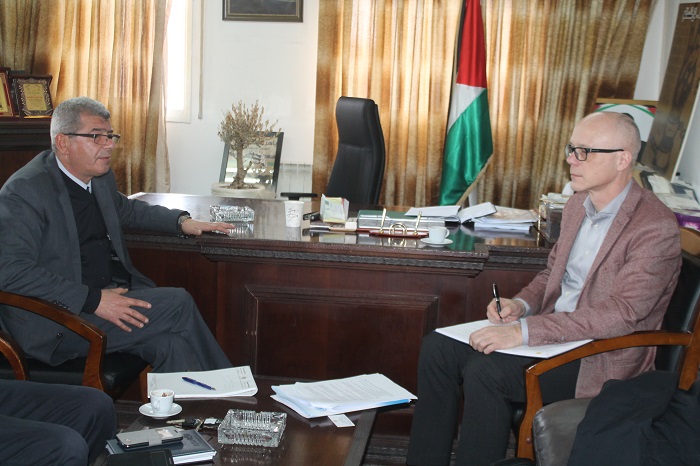 قراقع يطلع مستشار