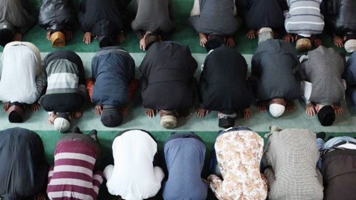 دراسة: صلاة المسلمين تقي من آلام أسفل الظهر
