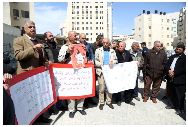 ائتلاف المستهلك ينظم اعتصاما احتجاجا على اسعار الدواجن في السوق الفلسطيني
