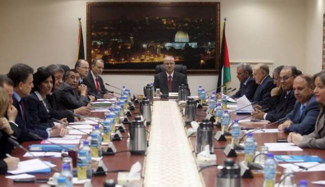 الحكومة تؤكد التزامها بتقديم كافة الخدمات لقطاع غزة
