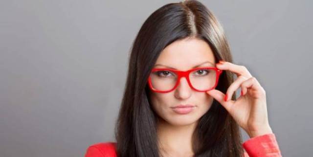 هل ارتداء النظارات يحسّن الرؤية أم يجعلها أسوأ؟

