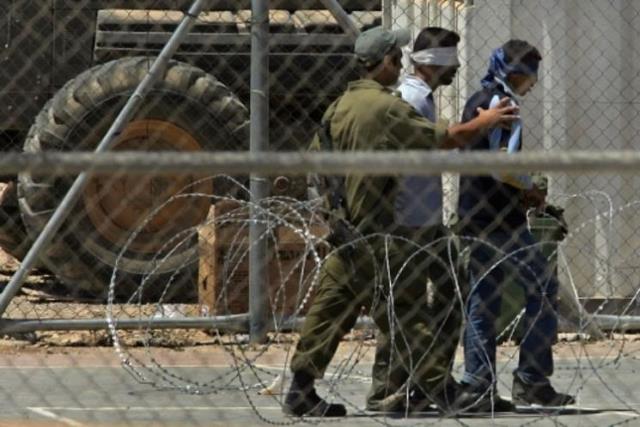 ضباط إسرائيليون يحاولون خنق موقوف فلسطيني لنزع اعترافه
