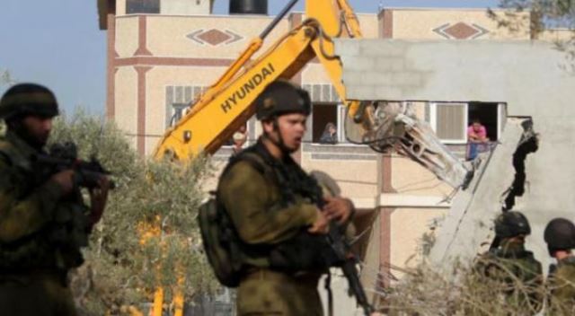جرافات الاحتلال تهدم منزلين في القدس
