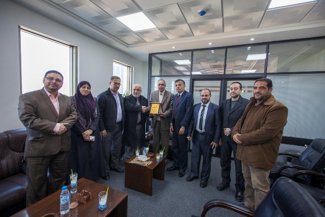 ديوان الموظفين العام يكرم الكلية الجامعية للعلوم التطبيقية لاستضافتها اختبارات الوظائف الالكترونية