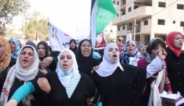 الإحصاء: نصف المجتمع الفلسطيني من النساء
