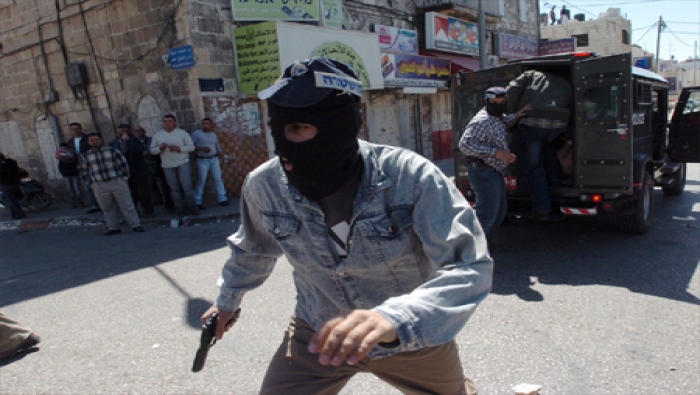 الامن الفلسطيني يسلم مستعربين قبض عليهما في نابلس
