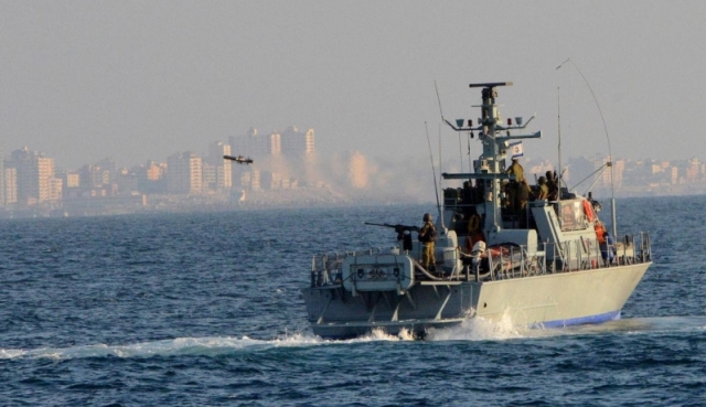 زوارق الاحتلال تستهدف مراكب الصيادين في بحر شمال غزة

