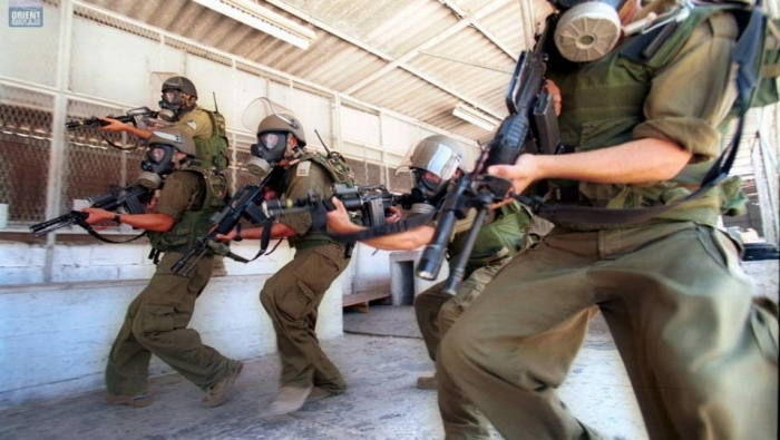 قوات الاحتلال تقتحم زنازين الأسرى المضربين بالكلاب البوليسية