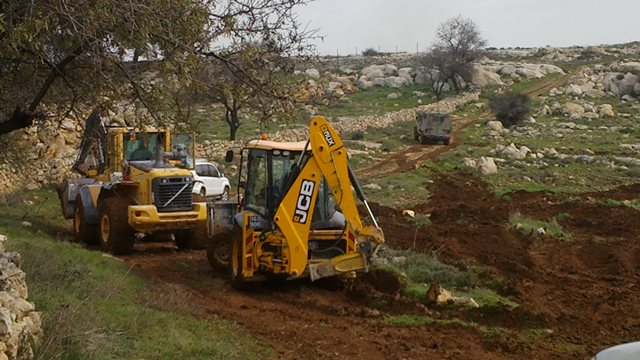 مستوطنون يجرفون أراضي زراعية جنوب بيت لحم
