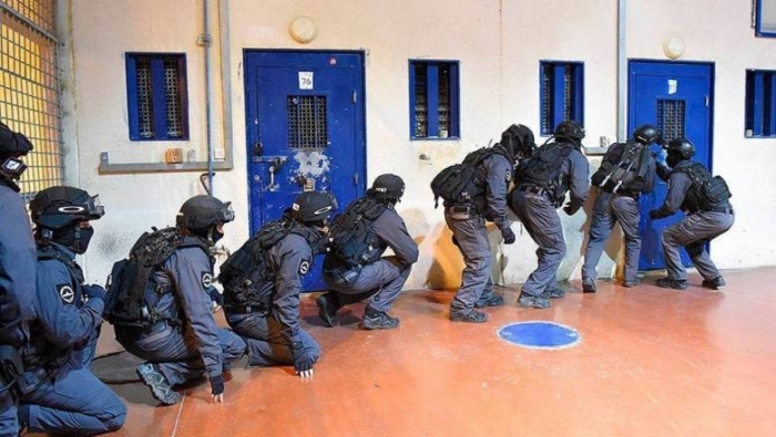 قوات القمع تقتحم سجن نفحة وتعتدي على الأسرى المضربين