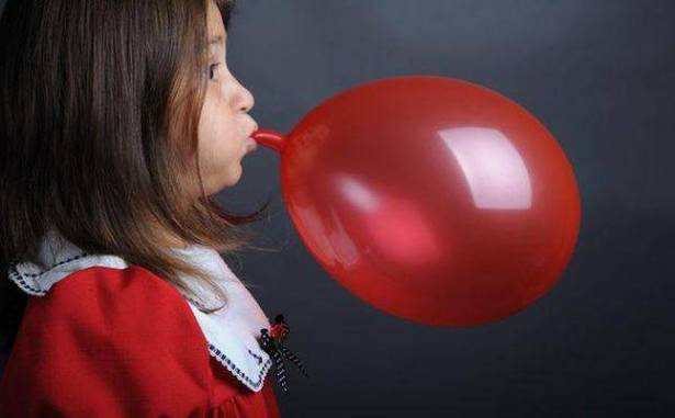 لا تدعي طفلكِ ينفخ البالونات بفمه!!

