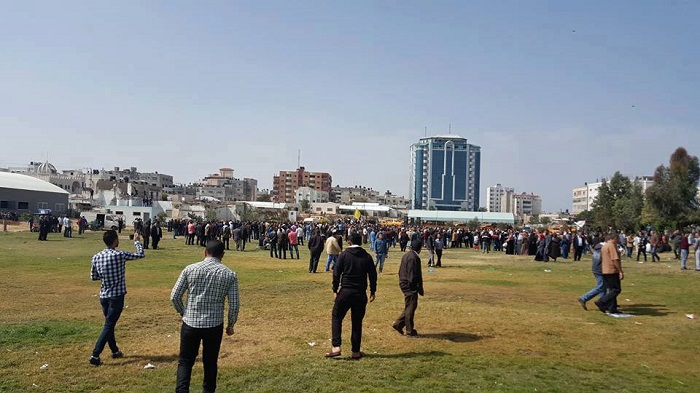 موظفو السلطة في غزة يتوافدون بدعوة من حركة فتح للتظاهر ضد قرار الحكومة في رام الله