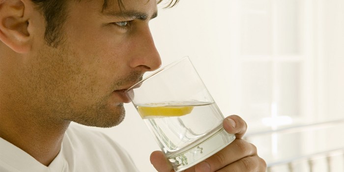 الحدث الصحي | 6 فوائد لشرب الماء الدافئ على الريق
