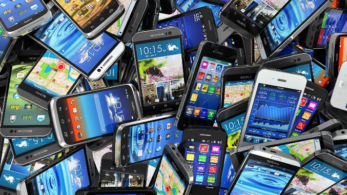 الإمارات تحتل المركز الأول عالميا في استخدام الهواتف الذكية 