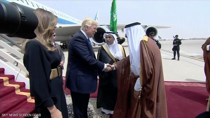 ترامب في السعودية وفي استقباله الملك سلمان بن عبد العزيز