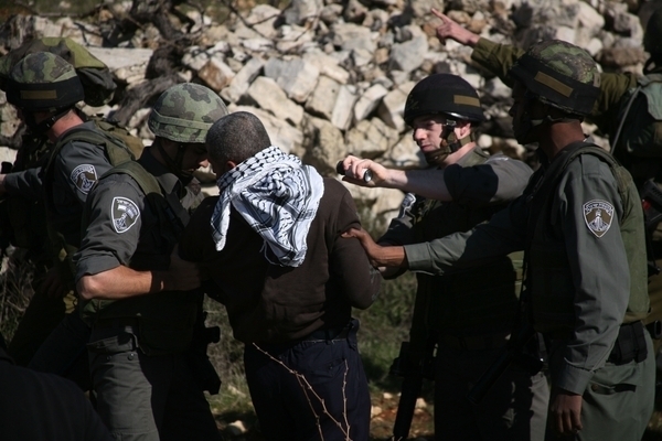الاحتلال يعتقل تسعة مواطنين في القدس
