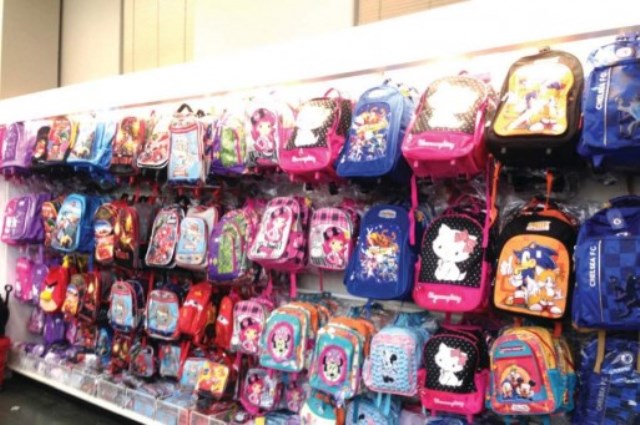 
التربية تبدأ بتوزيع 13350 حقيبة مدرسية مع قرطاسية للمناطق المصنفة 