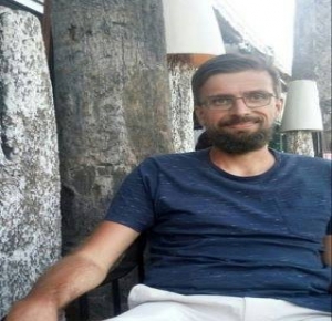 بعد ملاحقة لاشهر: اسرائيل تطرد صحافيا هولنديا انتقد سياساتها